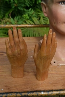 Prachtige houten handen