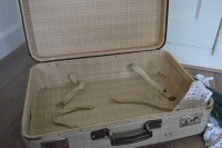 Oude koffer beige