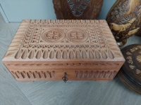 Kist met slot, houtsnijwerk