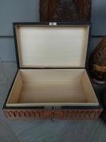 Kist met slot, houtsnijwerk